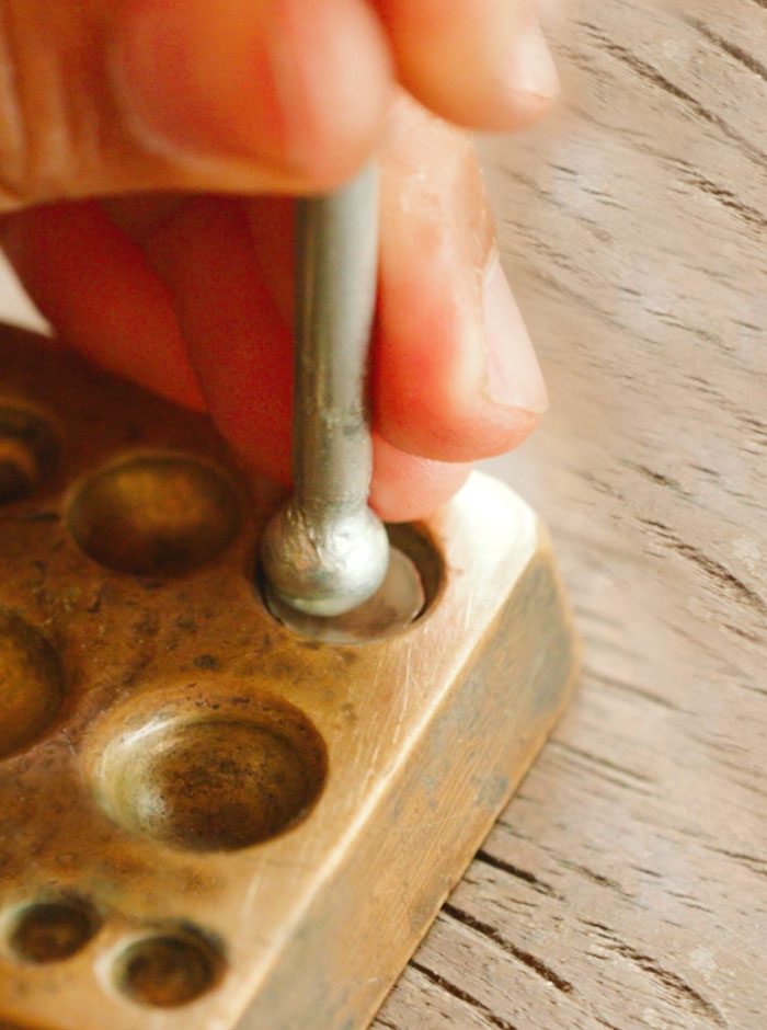 Silber-Disk-zur-Halbkugel-treiben